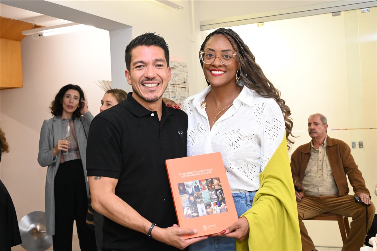 Erik Sadao faz dedicatória do livro Os Movimentos Artísticos que Moldaram Benelux