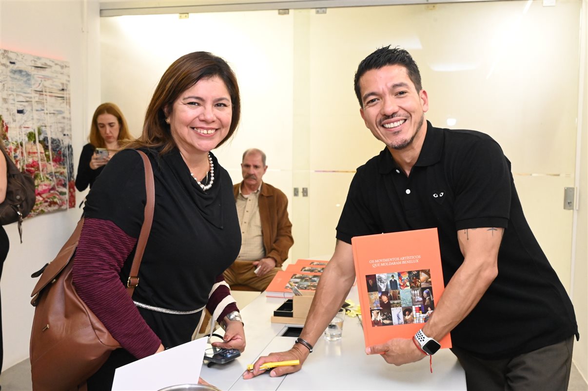 Erik Sadao faz dedicatória do livro Os Movimentos Artísticos que Moldaram Benelux