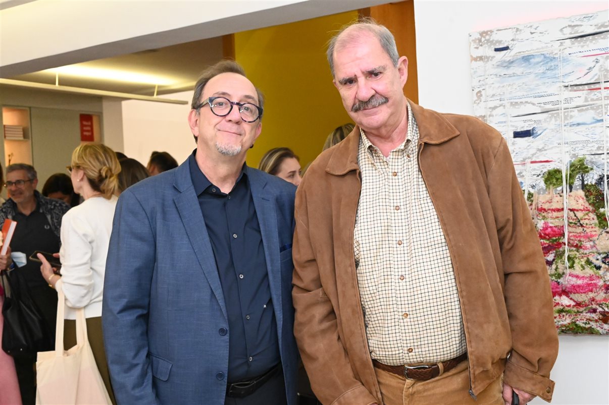 Erik Sadao faz dedicatória do livro Os Movimentos Artísticos que Moldaram Benelux