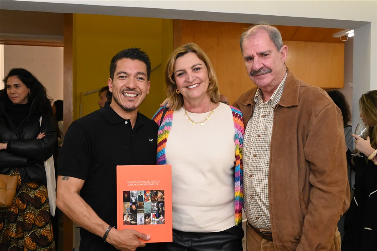 Erik Sadao faz dedicatória do livro Os Movimentos Artísticos que Moldaram Benelux