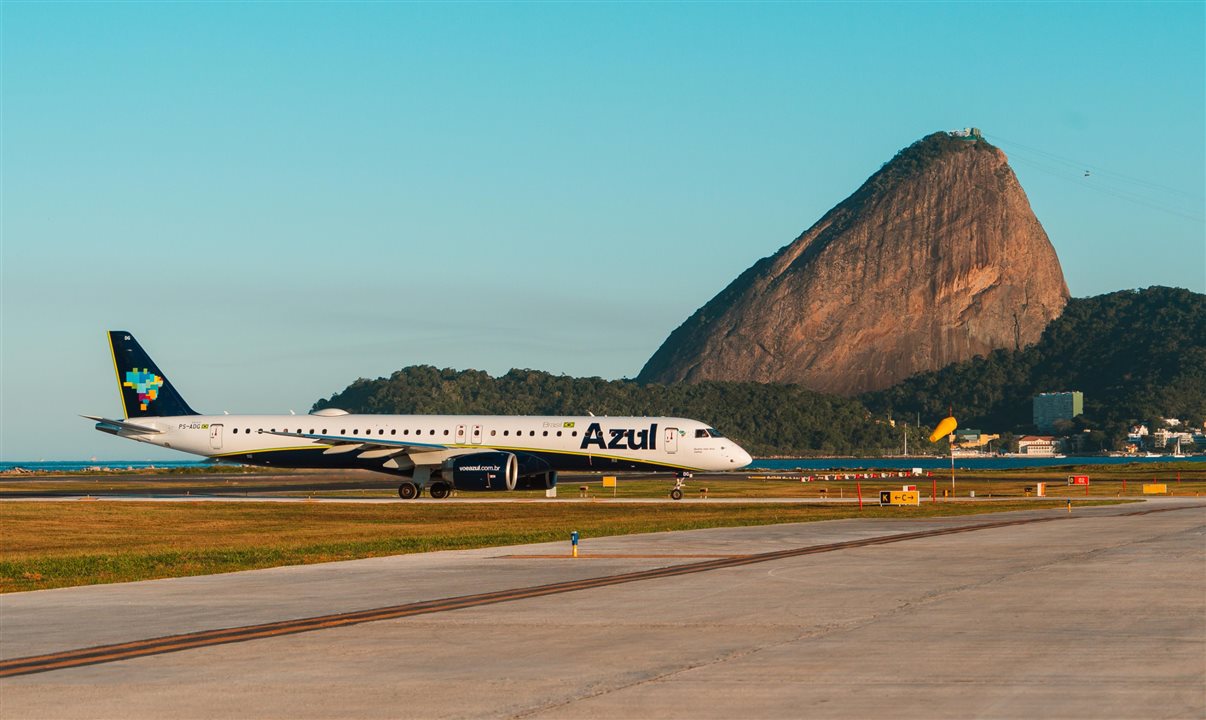 Azul pousa com primeiro E2 no Aeroporto de Santos Dumont, no Rio de Janeiro