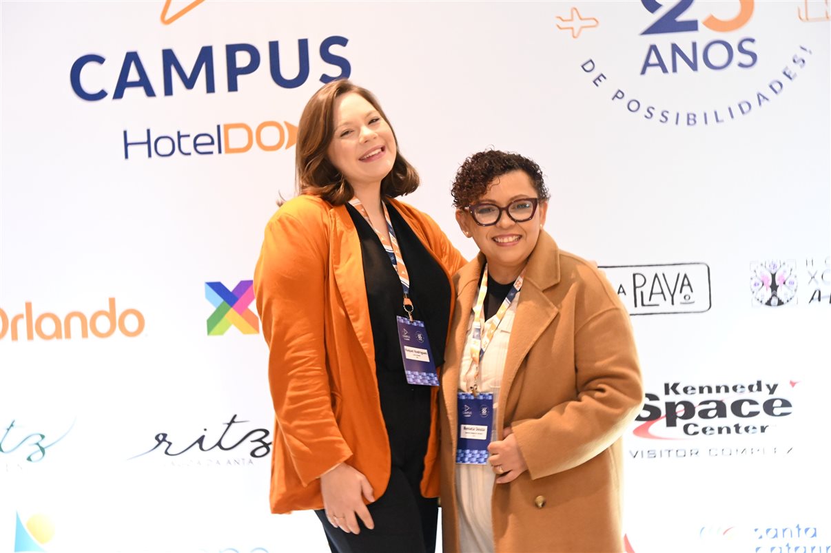 Renata Luz, da Beup Viagens e Turismo, e Rafaella Bento, da HotelDO