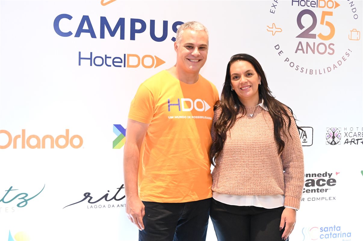 Renata Luz, da Beup Viagens e Turismo, e Rafaella Bento, da HotelDO