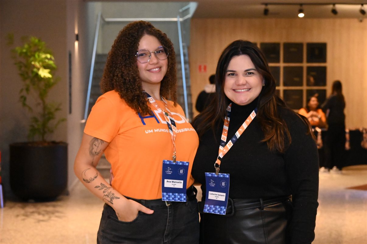 Renata Luz, da Beup Viagens e Turismo, e Rafaella Bento, da HotelDO