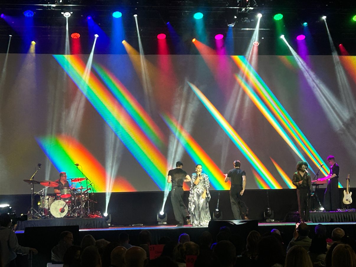 Jessie Ware recebe Juliana Leveroni, Dinah Policarpo e DT Minich, do Experience Kissimmee
