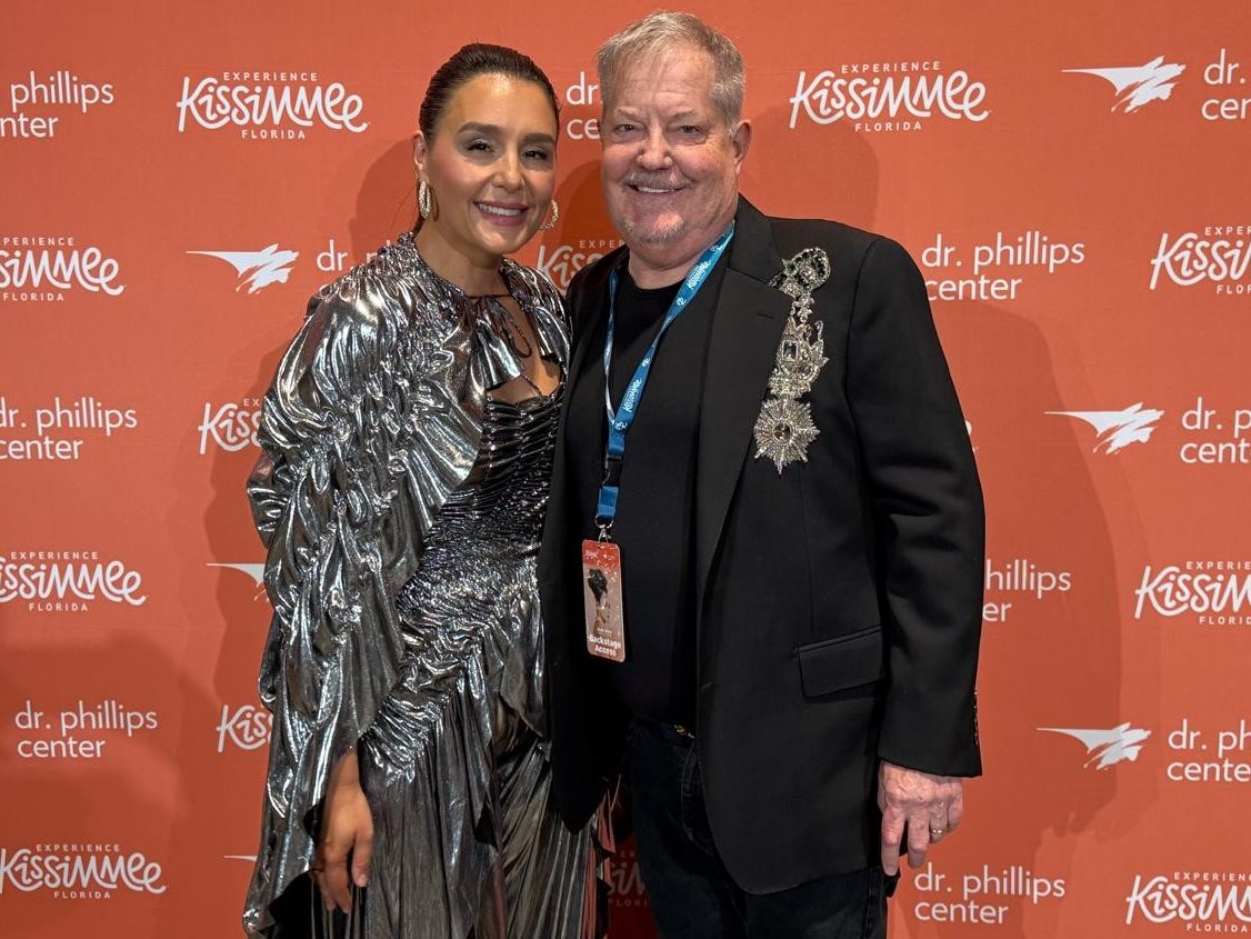 Jessie Ware e o CEO do Experience Kissimmee, DT Minich