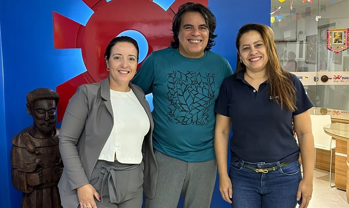 Marcos Teixeira, da Abav-PE, entre Adriana Fredericce e Cintia Pereira, da Diversa