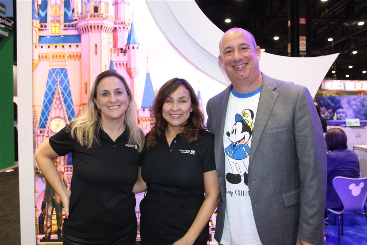 Catia Shick e Andrea Pena, da United, com Alexander Haim, da Disney
