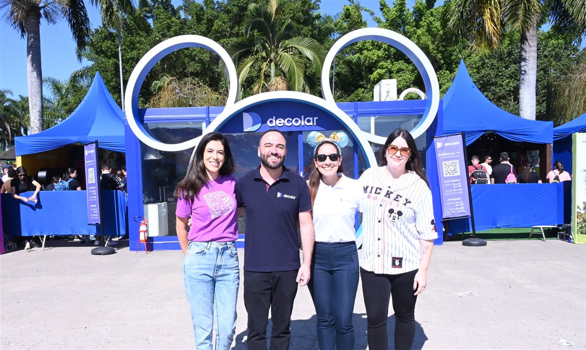 Tatiana Sanches, Pedro Romio e Amanda Josino, da Decolar, com Carol Petter, da Disney Destinations