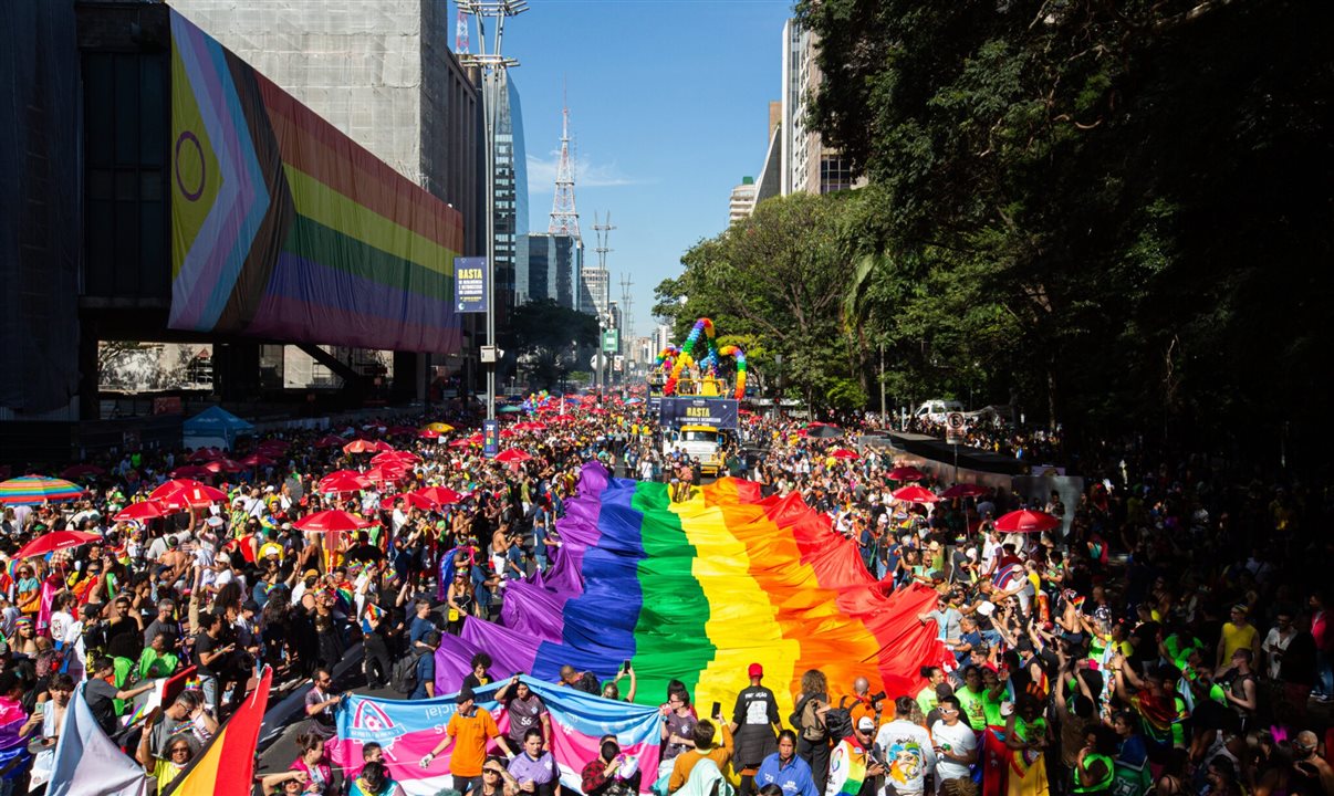 De acordo com a organização do evento, 17 trios elétricos, incluindo um exclusivo para pessoas LGBTQIAPN+ com 60 anos ou mais, uma novidade deste ano, desfilarão pela avenida