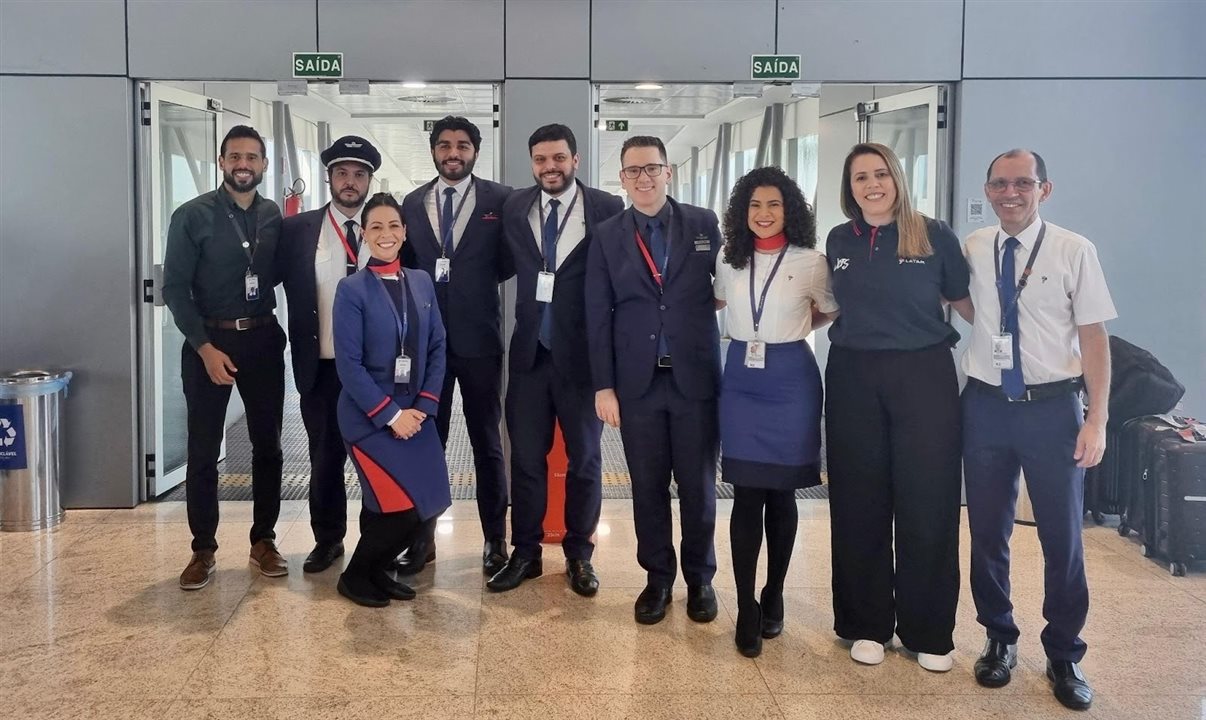 Tripulação do voo inaugural Fortaleza-Juazeiro do Norte da Latam que decolou nesta segunda-feira (23)