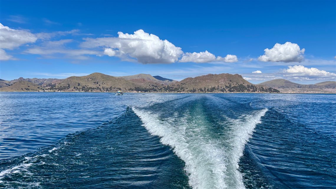 Navegação no Lago Titicaca a partir de Puno, uma das paradas do trem