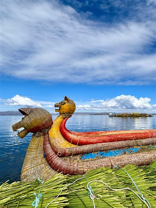 Barcos totora em Uros, feitos de junco