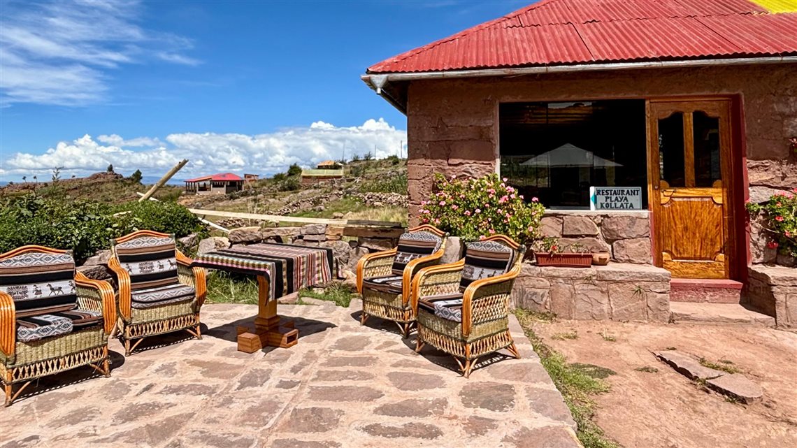 Lounge da Belmond no restaurante Playa Kolatta, em Taquilles