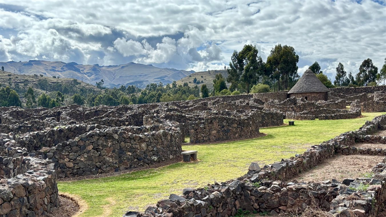 Ruínas de antigos armazéns no sítio arqueológico de Raqch’i