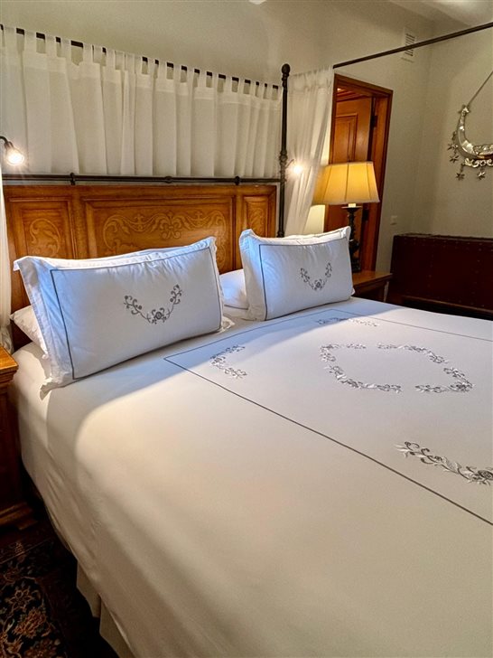 Quarto de uma das 55 acomodações do Palácio Nazarenas, em Cusco