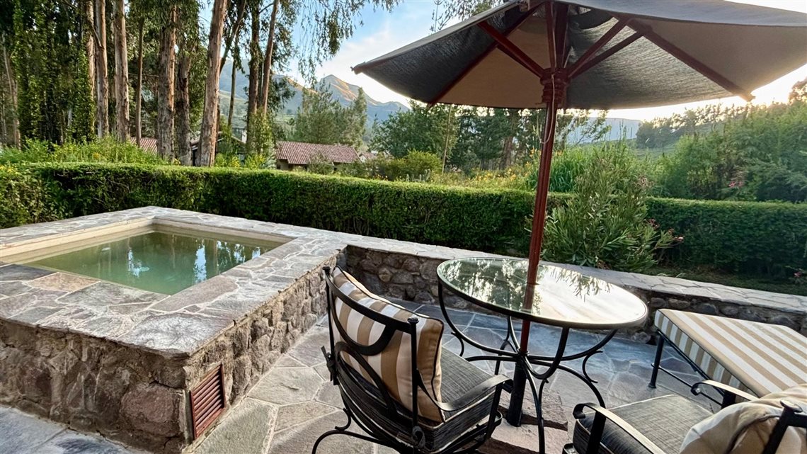 Varanda de uma das 20 acomodações do Belmond Las Casitas, no Vale do Colca