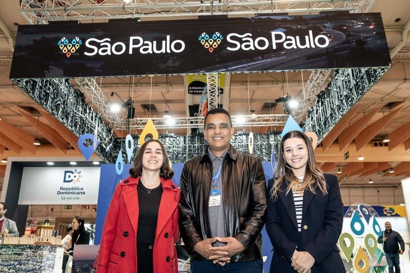 Secretário Rui Alves e as assessoras Caroliny Olinto e Jaqueline Lima durante a BTL Lisboa