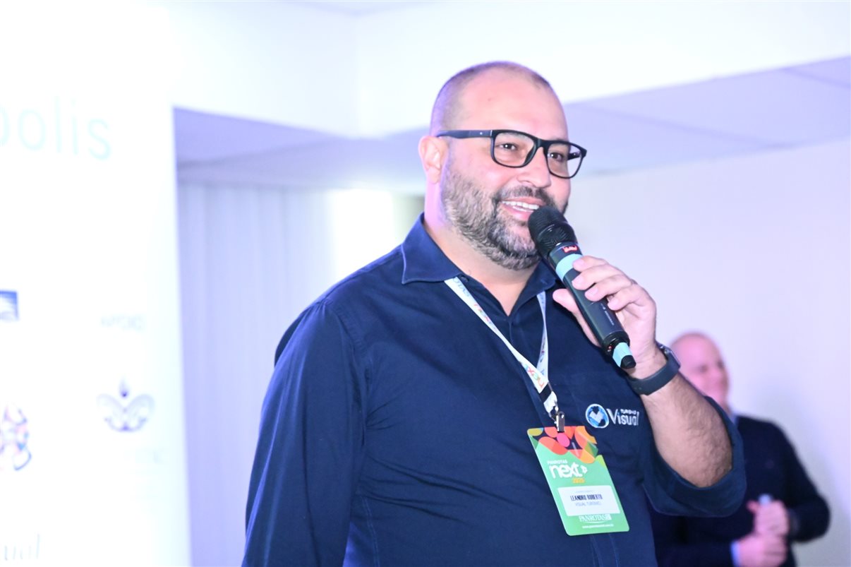 José Guilherme Alcorta, da PANROTAS, entre Naise Roglio, da Conceito Viagens, Gabi Carraro e Ana Carolina, da Luxperts, e Neilla Vicentini, da Conceito Viagens