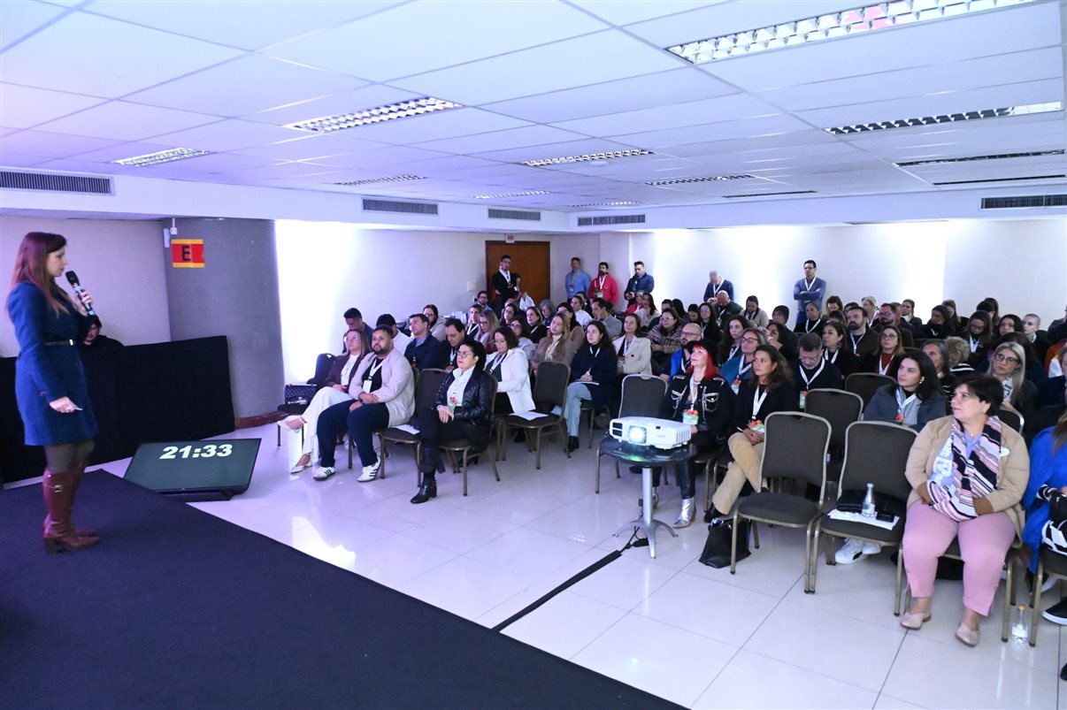 José Guilherme Alcorta, da PANROTAS, entre Naise Roglio, da Conceito Viagens, Gabi Carraro e Ana Carolina, da Luxperts, e Neilla Vicentini, da Conceito Viagens