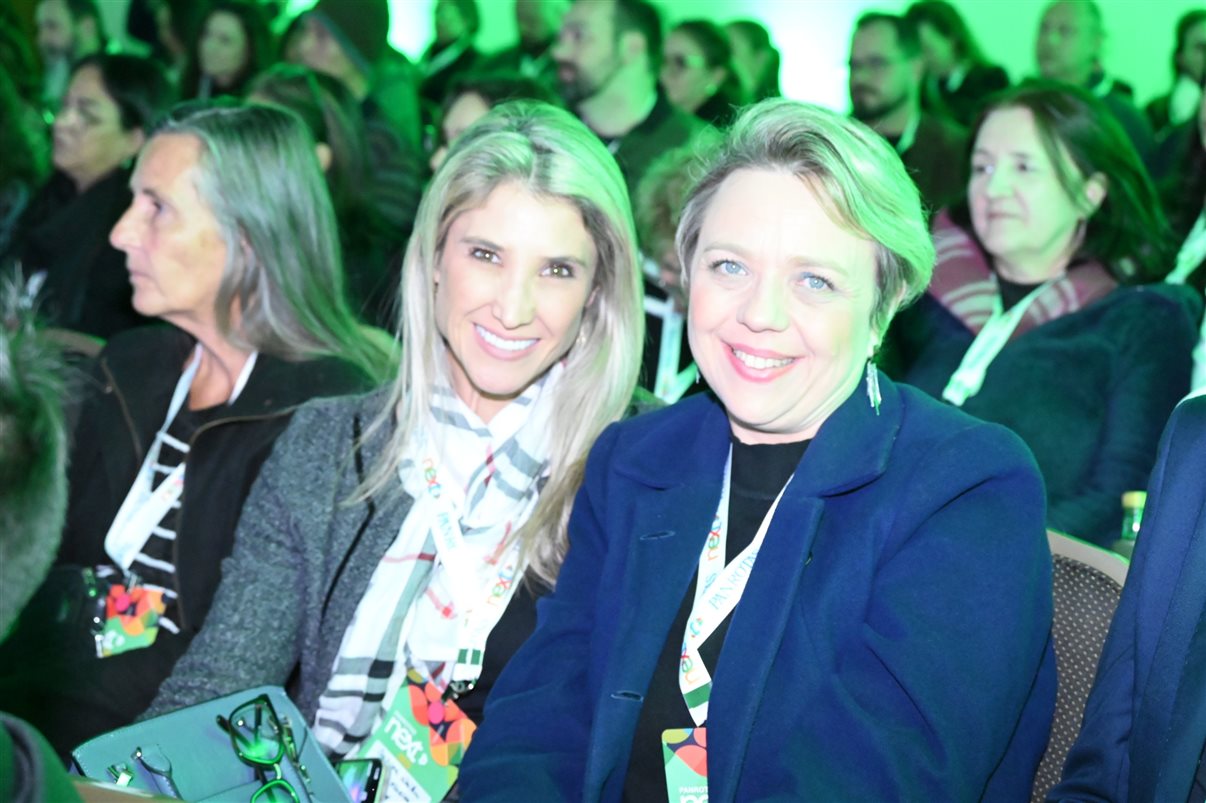 José Guilherme Alcorta, da PANROTAS, entre Naise Roglio, da Conceito Viagens, Gabi Carraro e Ana Carolina, da Luxperts, e Neilla Vicentini, da Conceito Viagens