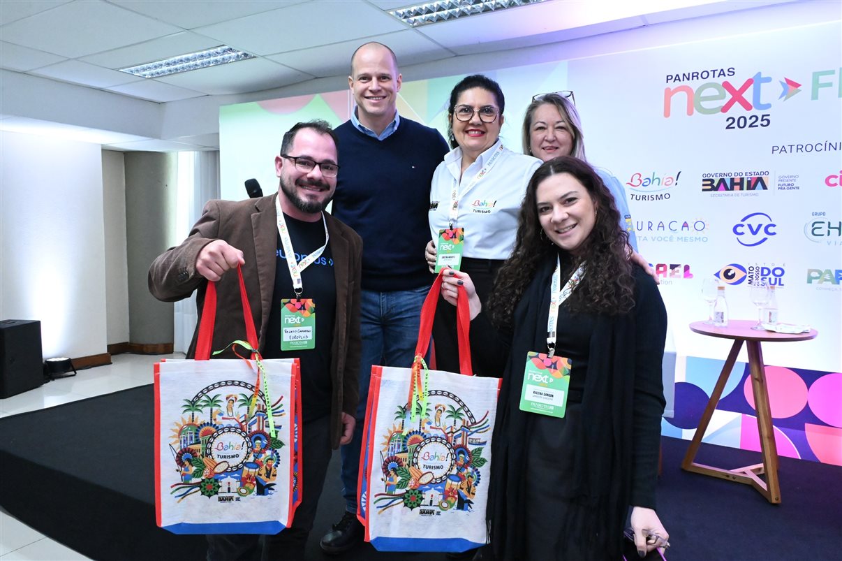 José Guilherme Alcorta, da PANROTAS, entre Naise Roglio, da Conceito Viagens, Gabi Carraro e Ana Carolina, da Luxperts, e Neilla Vicentini, da Conceito Viagens