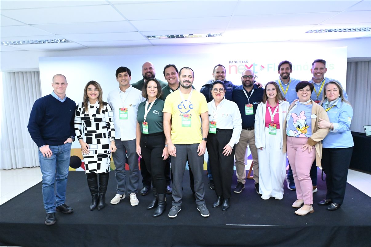 José Guilherme Alcorta, da PANROTAS, entre Naise Roglio, da Conceito Viagens, Gabi Carraro e Ana Carolina, da Luxperts, e Neilla Vicentini, da Conceito Viagens