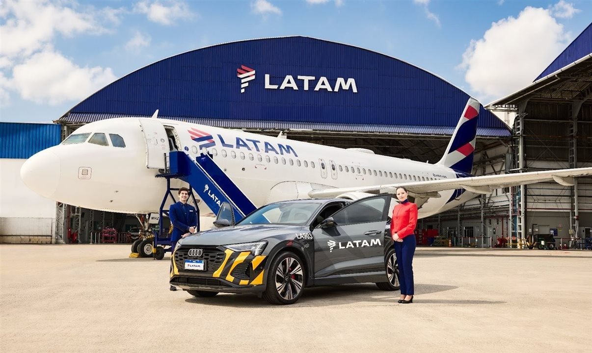 Com previsão de início ainda neste mês, passageiros Black Signature (categoria mais alta do programa) em embarque remoto serão conduzidos até a aeronave a bordo do modelo Audi Q8 e-tron e do superesportivo Audi RS e-tron GT