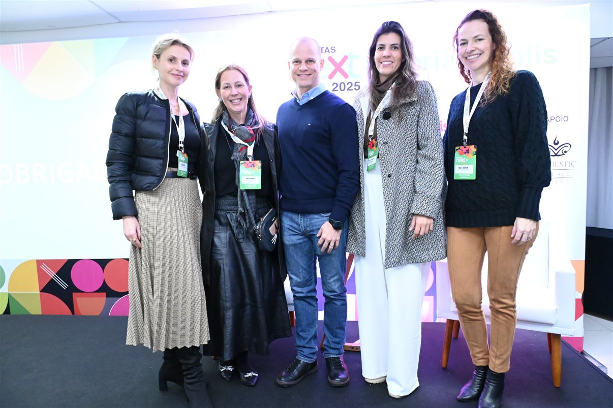José Guilherme Alcorta, da PANROTAS, entre Naise Roglio, da Conceito Viagens, Gabi Carraro e Ana Carolina, da Luxperts, e Neilla Vicentini, da Conceito Viagens