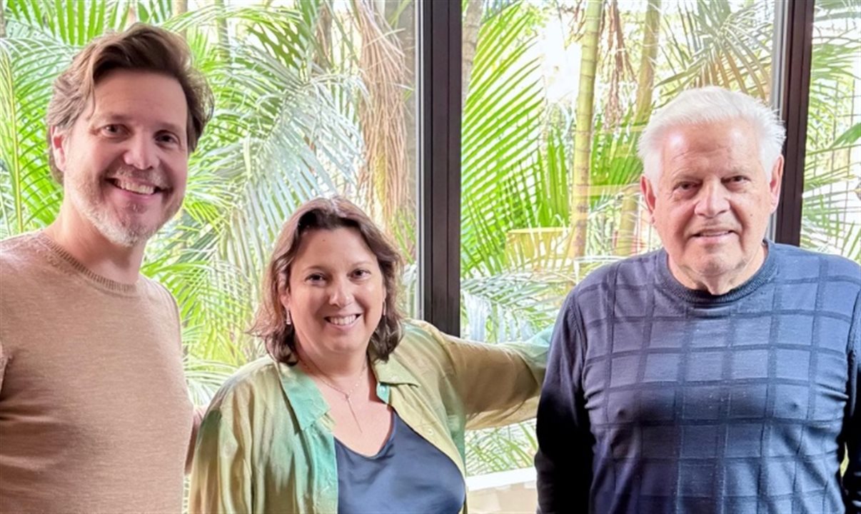 Jaqueline Rodrigues entre Marco di Ruzze e Eraldo Pamerini