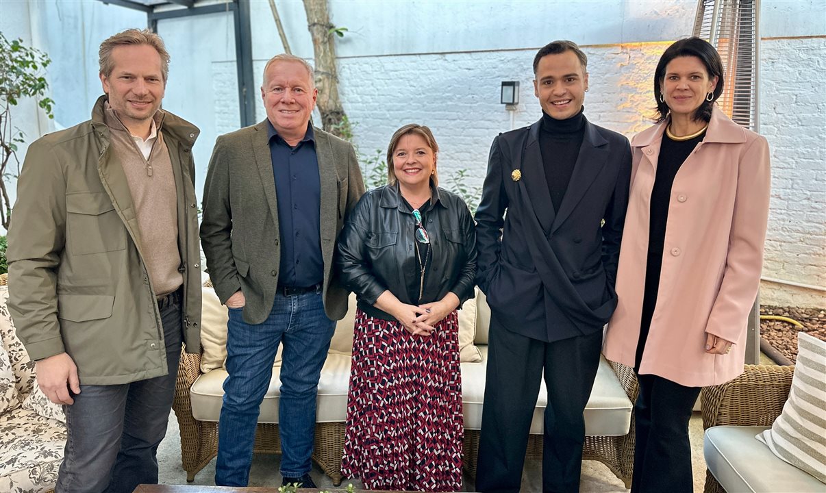 André Mercanti, Estela Farina e Caio Brusamarello, da NCLH, entre Eduardo Gaz e Cacau Sagioro, do TTW Group