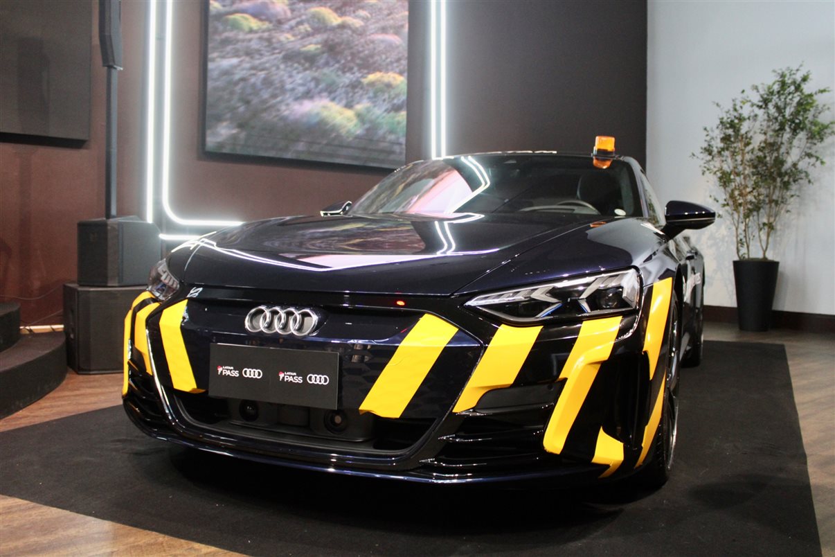 Grande novidade do embarque em Guarulhos é o superesportivo Audi RS e-tron GT