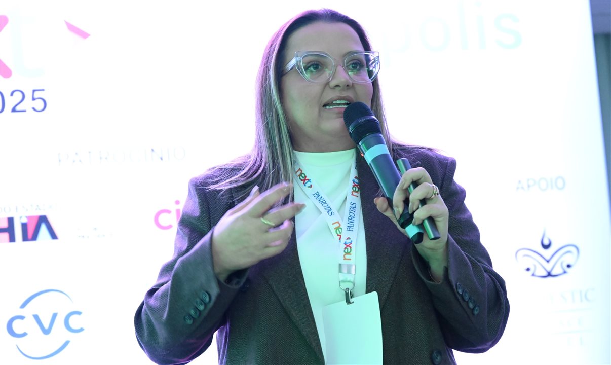 Janaina Araújo, CEO da Lékè Representações, se apresenta na edilão de Florianópolis do PANROTAS Next 2025