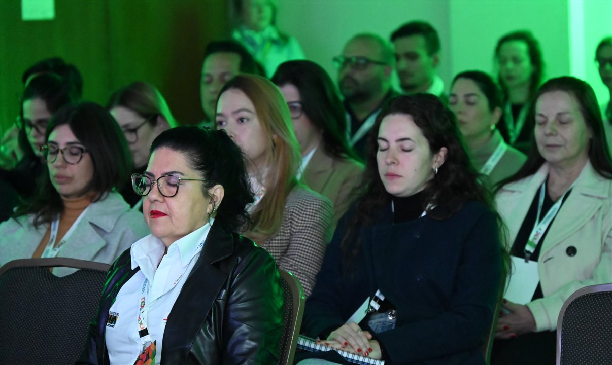 Profissionais no PANROTAS Next 2025 participam de dinâmica de Janaina Araújo