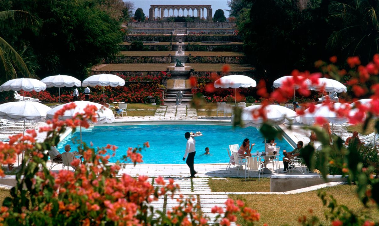 Icônica piscina Versailles na foto de Slim Aarons de 1968