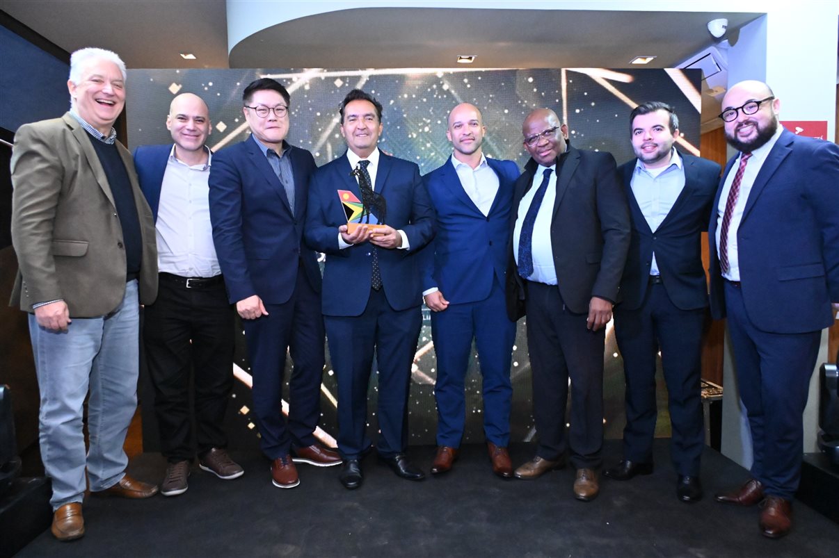 Juarez Cintra Neto e Daniel Castanho, da Ancoradouro, recebem o prêmio da equipe da SAA