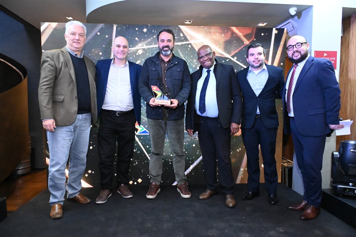 Juarez Cintra Neto e Daniel Castanho, da Ancoradouro, recebem o prêmio da equipe da SAA
