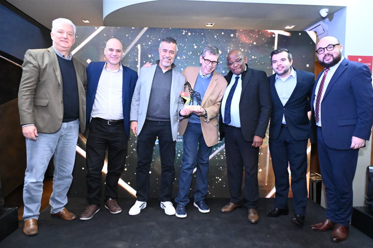 Juarez Cintra Neto e Daniel Castanho, da Ancoradouro, recebem o prêmio da equipe da SAA