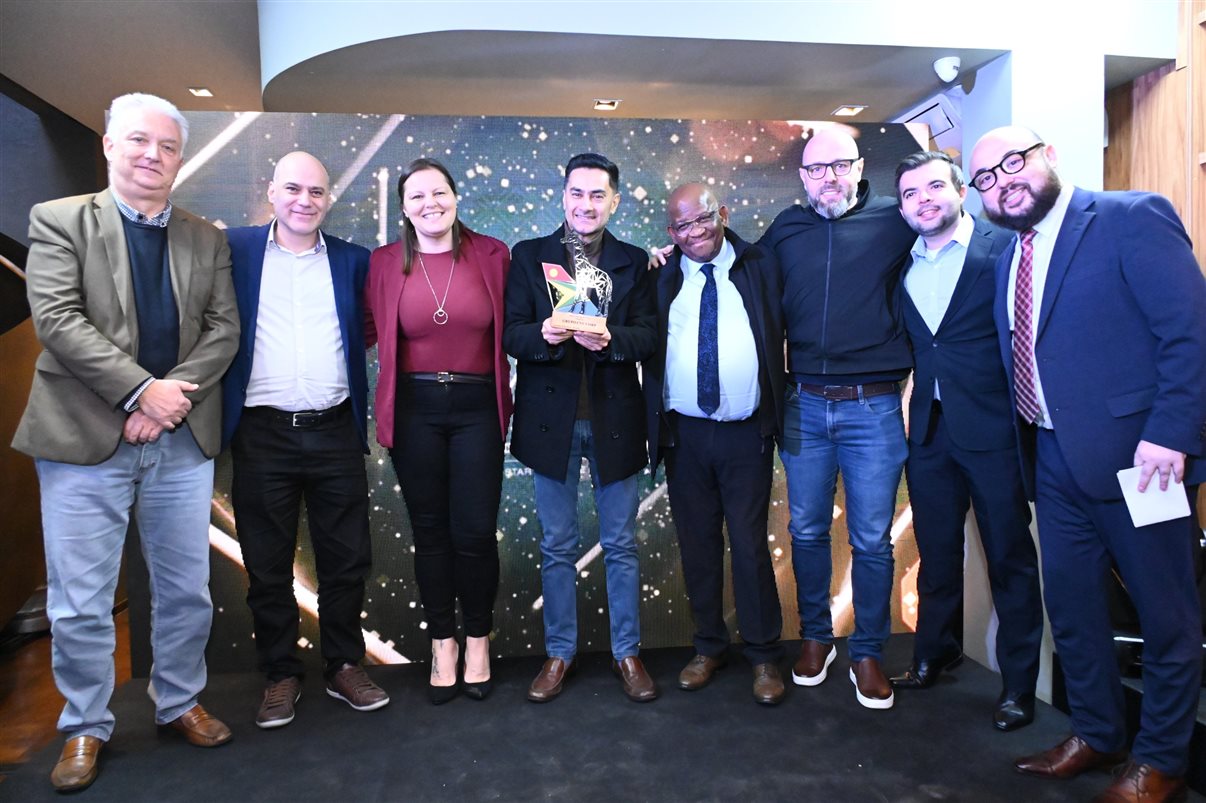 Juarez Cintra Neto e Daniel Castanho, da Ancoradouro, recebem o prêmio da equipe da SAA