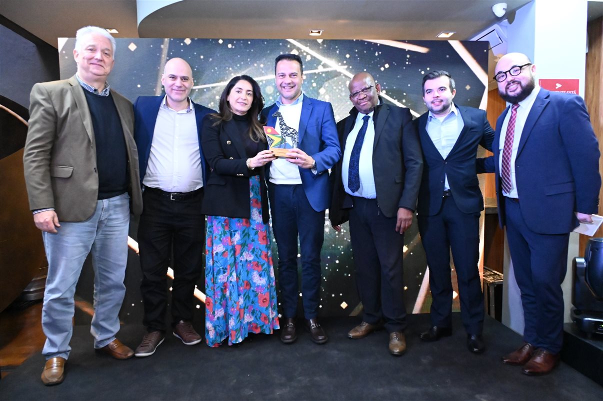 Juarez Cintra Neto e Daniel Castanho, da Ancoradouro, recebem o prêmio da equipe da SAA