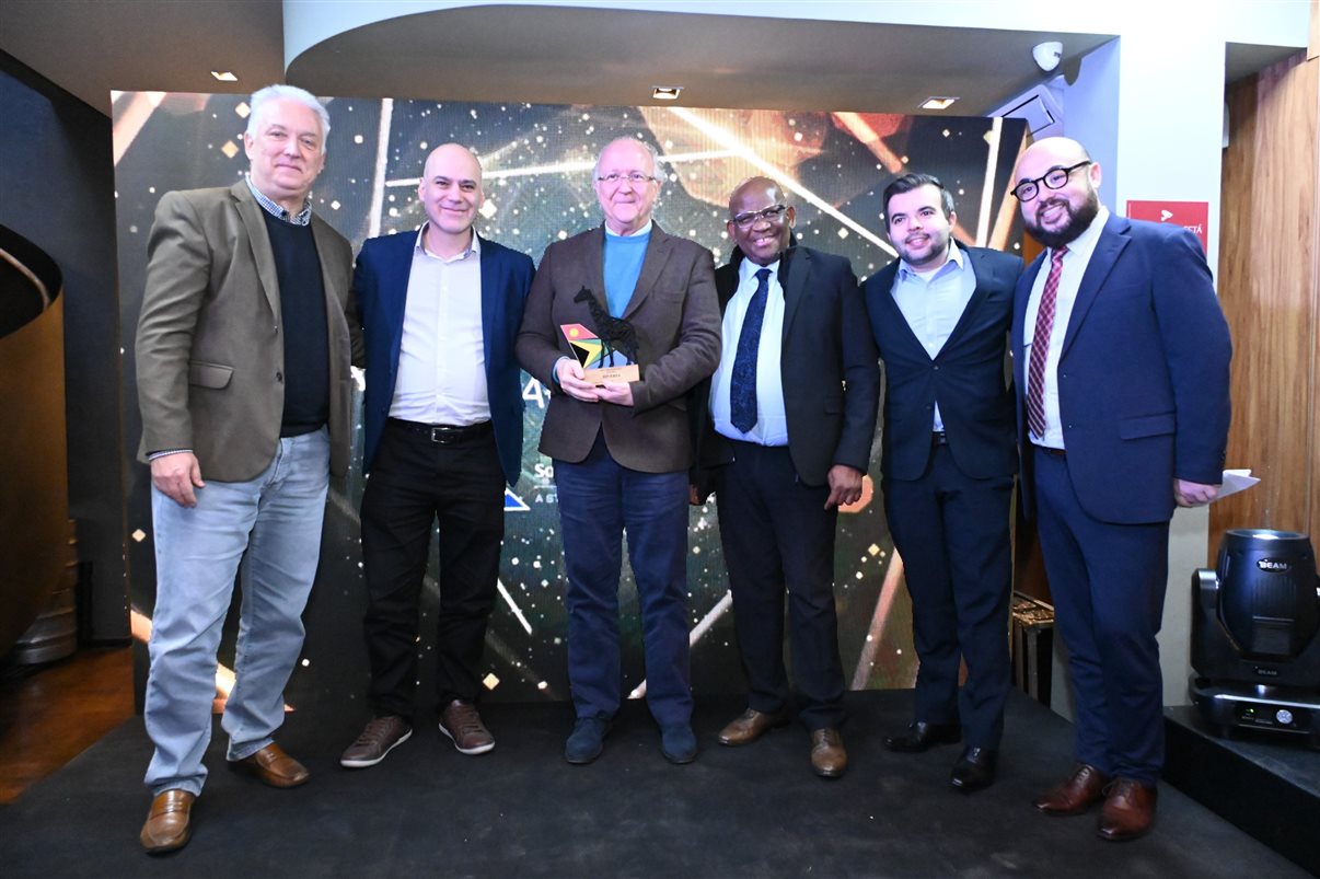 Juarez Cintra Neto e Daniel Castanho, da Ancoradouro, recebem o prêmio da equipe da SAA
