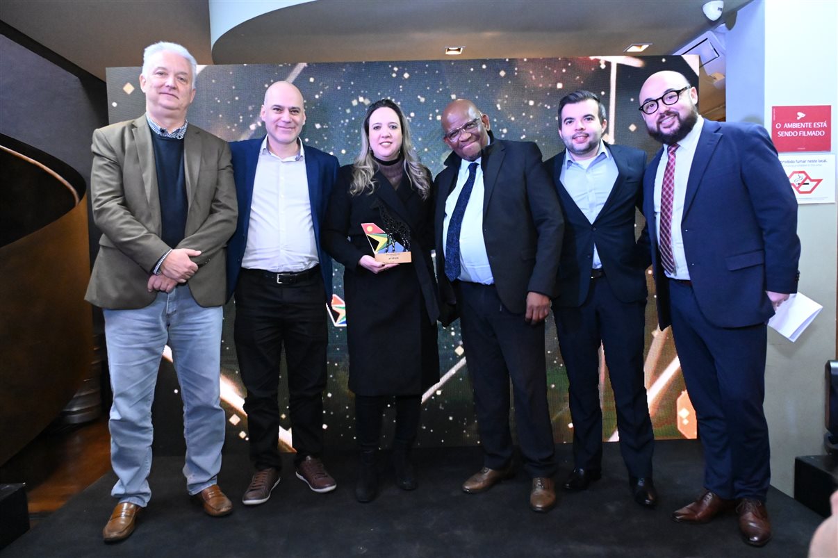 Juarez Cintra Neto e Daniel Castanho, da Ancoradouro, recebem o prêmio da equipe da SAA
