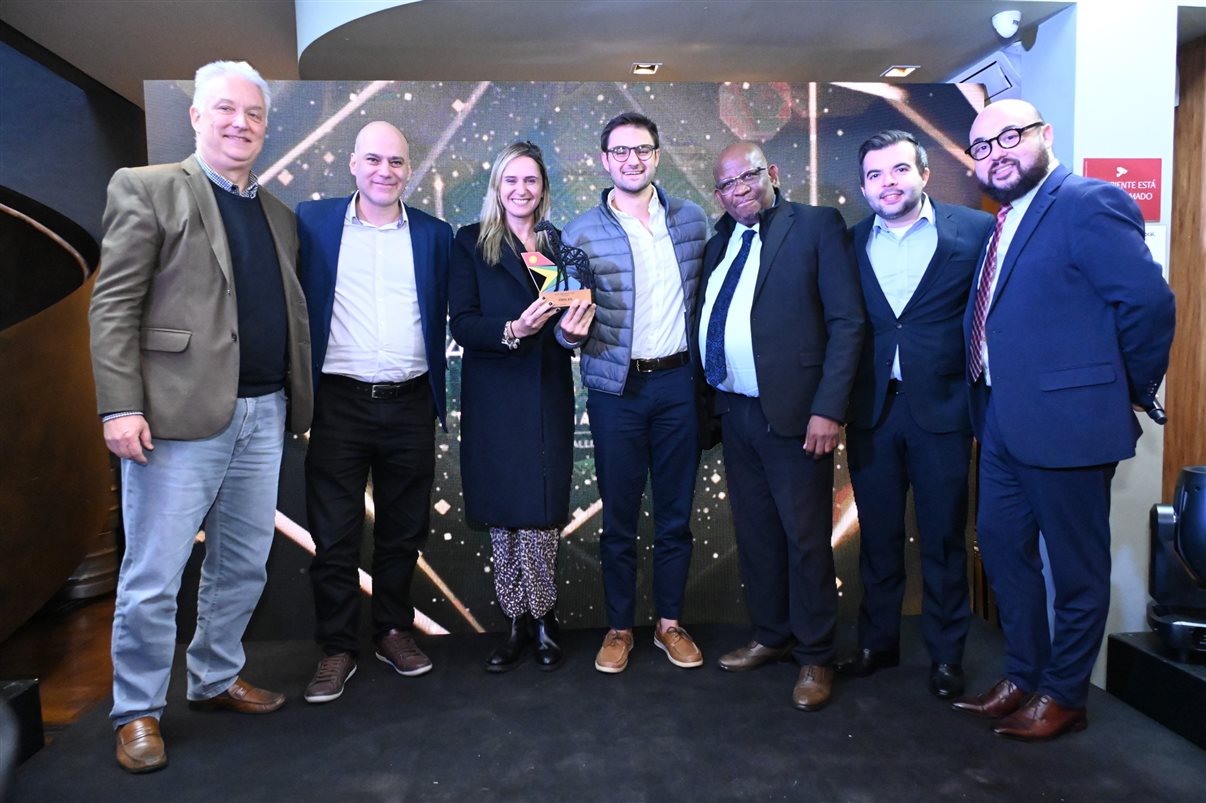Juarez Cintra Neto e Daniel Castanho, da Ancoradouro, recebem o prêmio da equipe da SAA