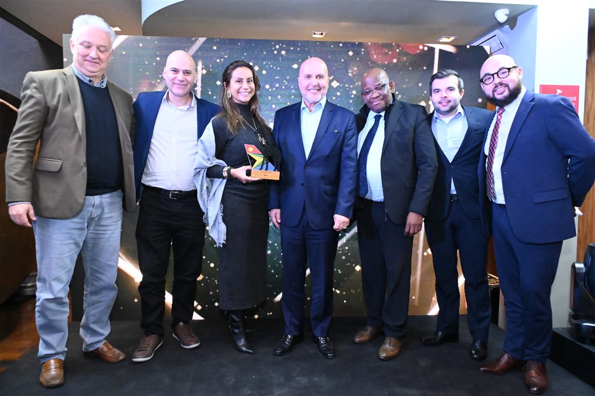Juarez Cintra Neto e Daniel Castanho, da Ancoradouro, recebem o prêmio da equipe da SAA