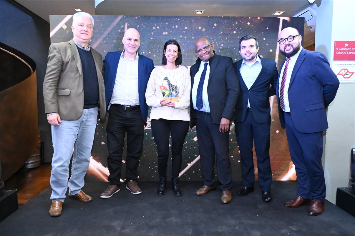 Juarez Cintra Neto e Daniel Castanho, da Ancoradouro, recebem o prêmio da equipe da SAA