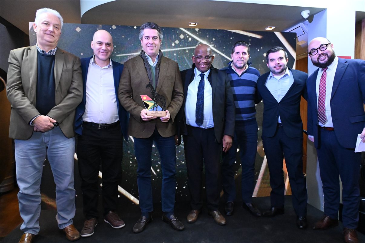 Juarez Cintra Neto e Daniel Castanho, da Ancoradouro, recebem o prêmio da equipe da SAA