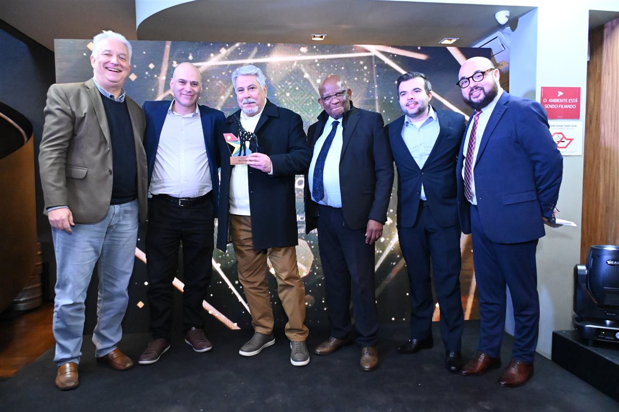 Juarez Cintra Neto e Daniel Castanho, da Ancoradouro, recebem o prêmio da equipe da SAA
