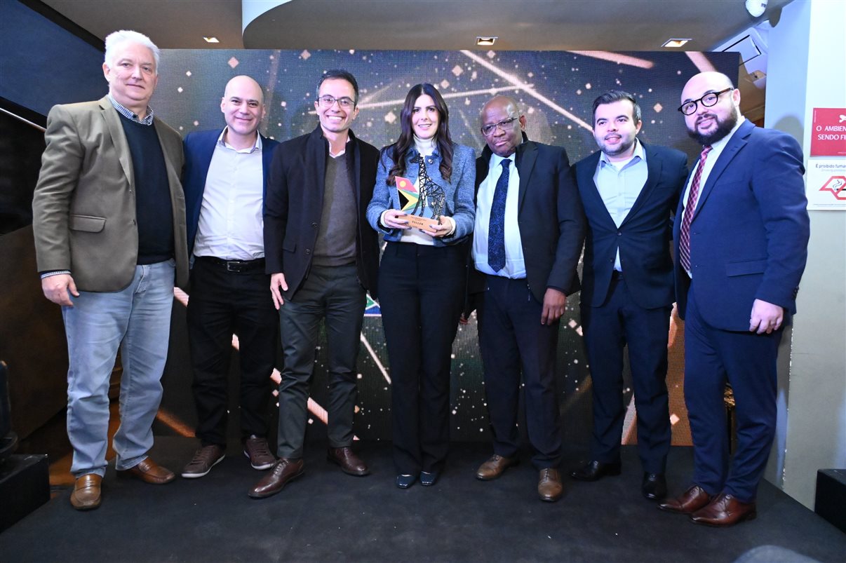 Juarez Cintra Neto e Daniel Castanho, da Ancoradouro, recebem o prêmio da equipe da SAA