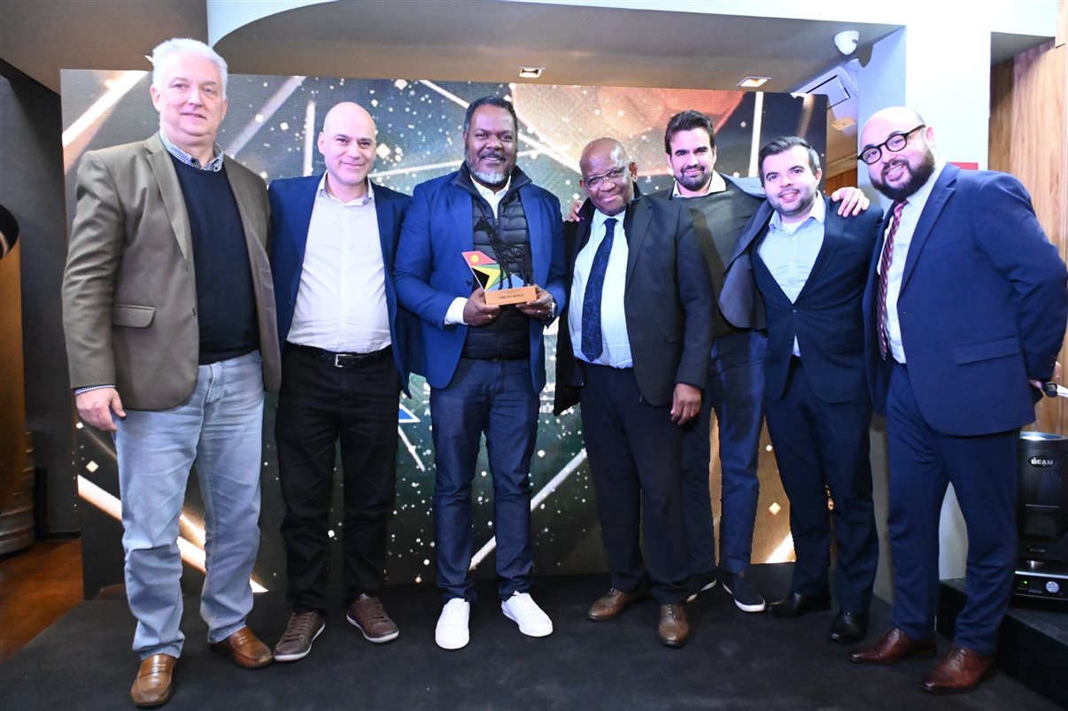 Juarez Cintra Neto e Daniel Castanho, da Ancoradouro, recebem o prêmio da equipe da SAA