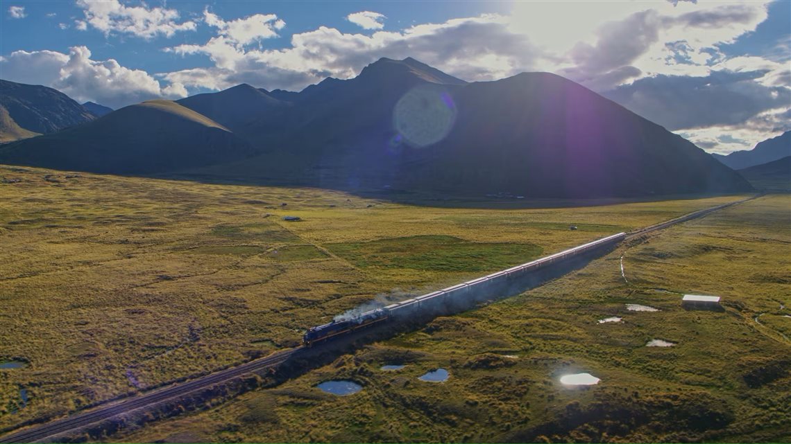 Campos de milho vistos do trem leito de luxo que percorre os Andes peruanos